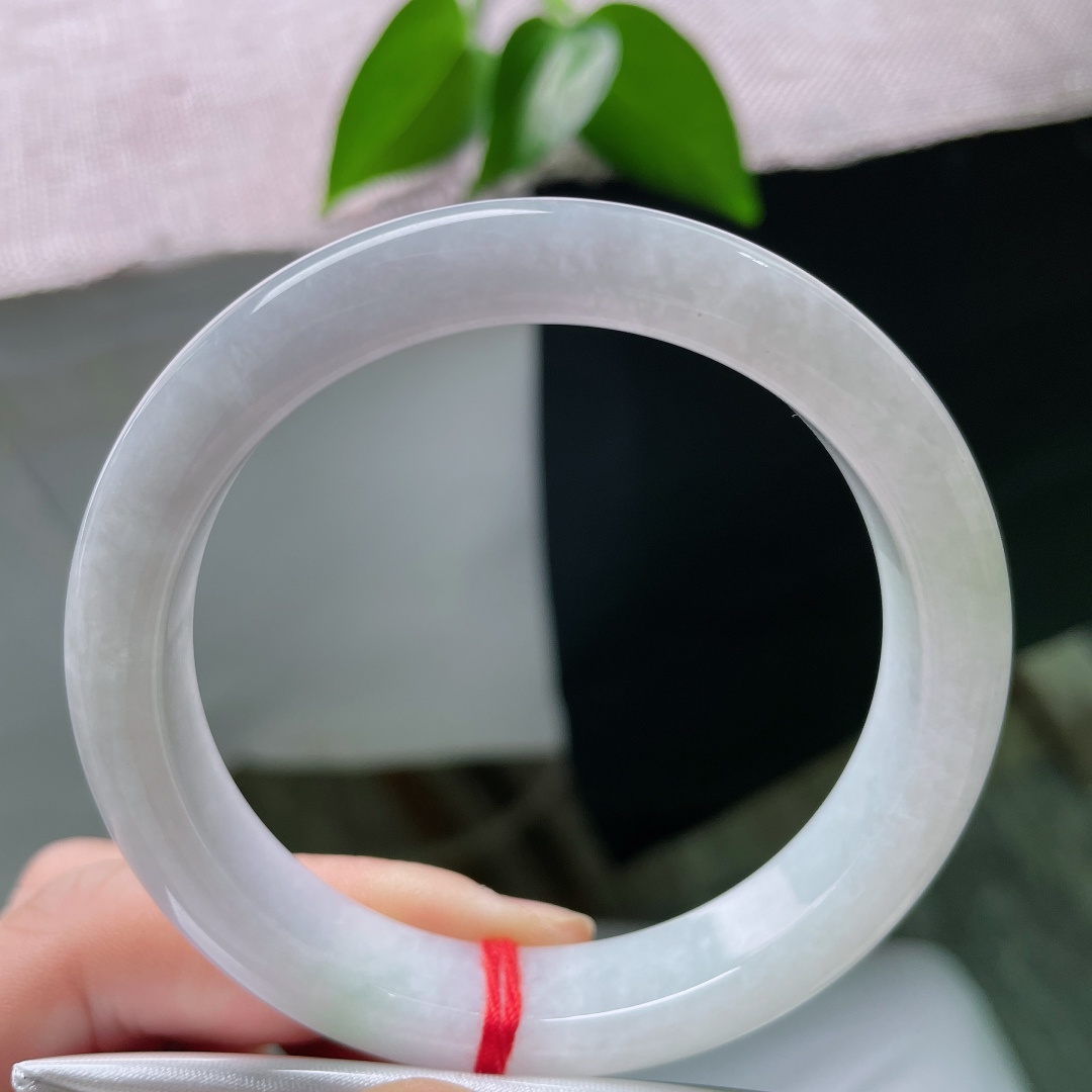 57/12/8.3，白底正圈，棉线，玉质冰润通透匀净，若有若无的浅绿萦绕镯间，素镯无华，衬出女子温润