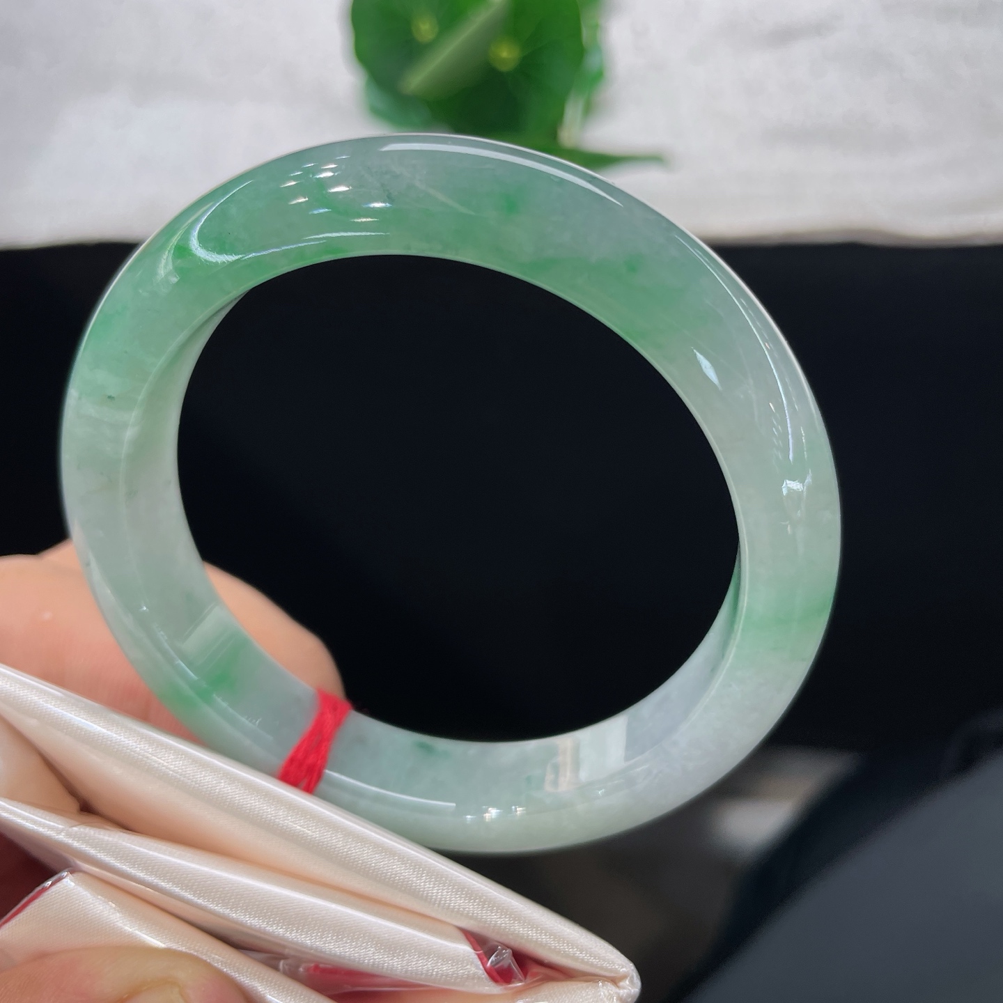 天然翡翠手镯 圈口58/12/9.0，晴底飘绿花正圈，57/58可戴，翠色盈环，温润自成风景，无裂