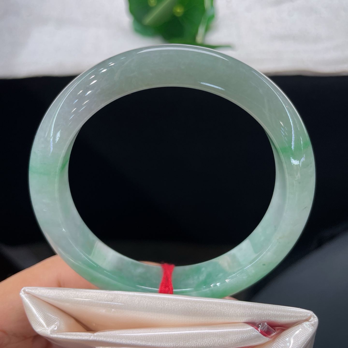 天然翡翠手镯 圈口58/12/9.0，晴底飘绿花正圈，57/58可戴，翠色盈环，温润自成风景，无裂