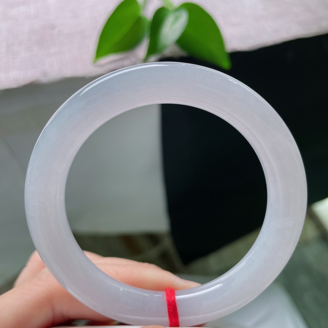 53/9.7，圆条，无裂，冰种玉料温润纯净，无飘花无杂色，素镯简约大方，清冷干净，适配多种穿搭风格。ss59623a