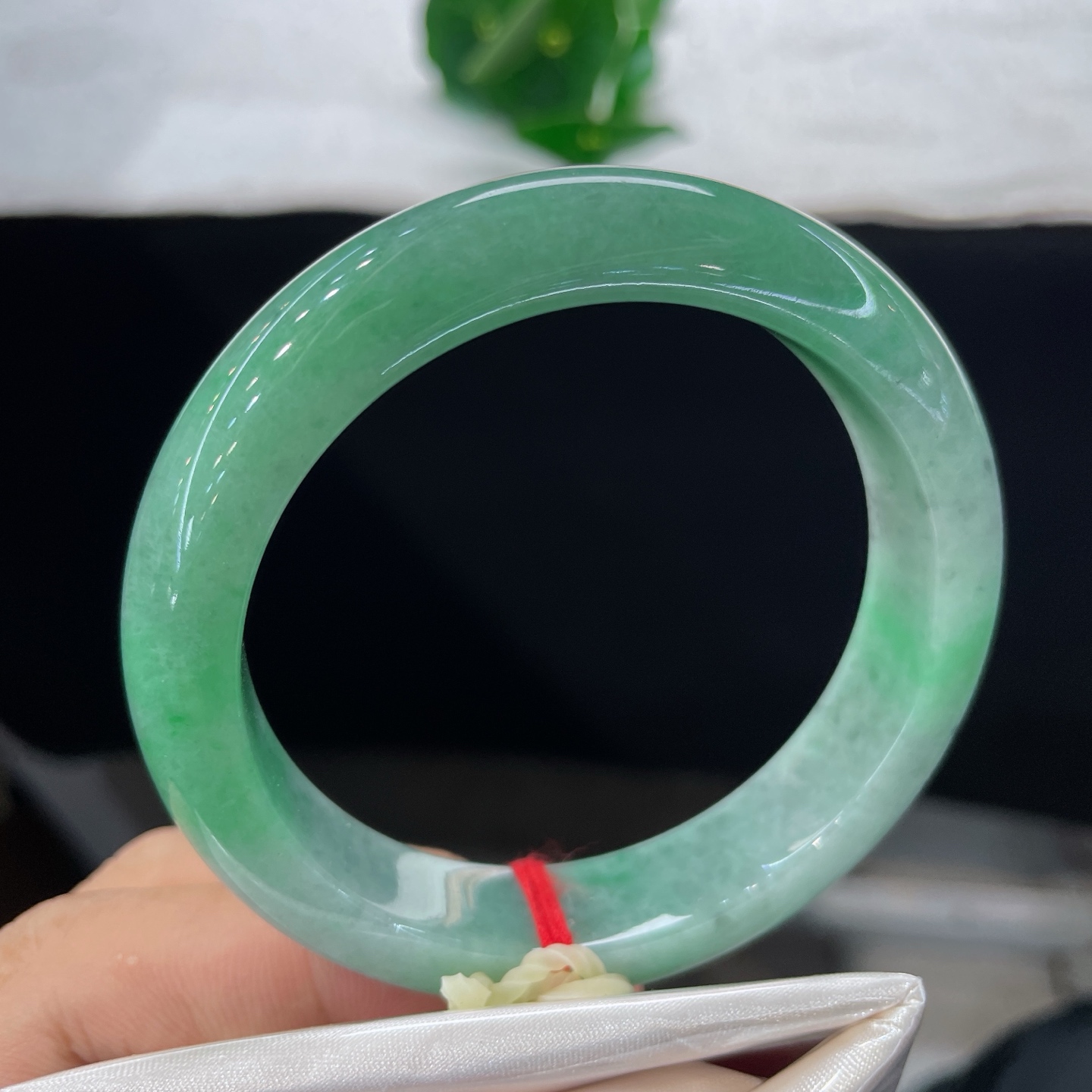天然翡翠手镯 圈口57.7/13/8.9，满色豆绿正圈，57/58正圈可戴，一镯浸翠，满目清绿，无裂。