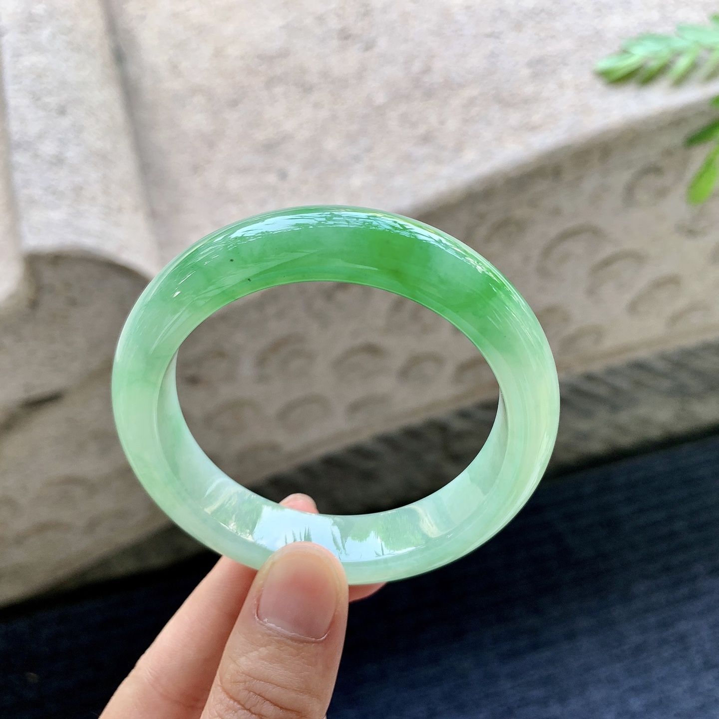正圈52 53 圈口53/12.8/8.3 编码W6092621 冰糯飘阳绿，水润，种老，细腻，无裂