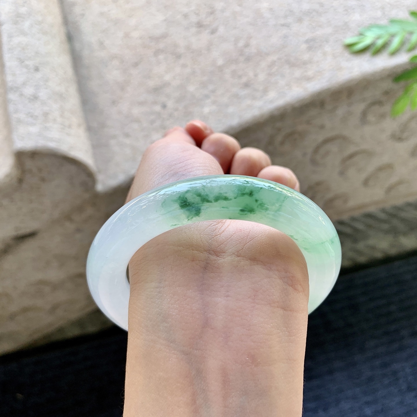 圆条54 55 圈口55.7/11.7/11.7 编码DJ092604 冰糯飘绿花，水润，种老，细腻，打灯有絮线
