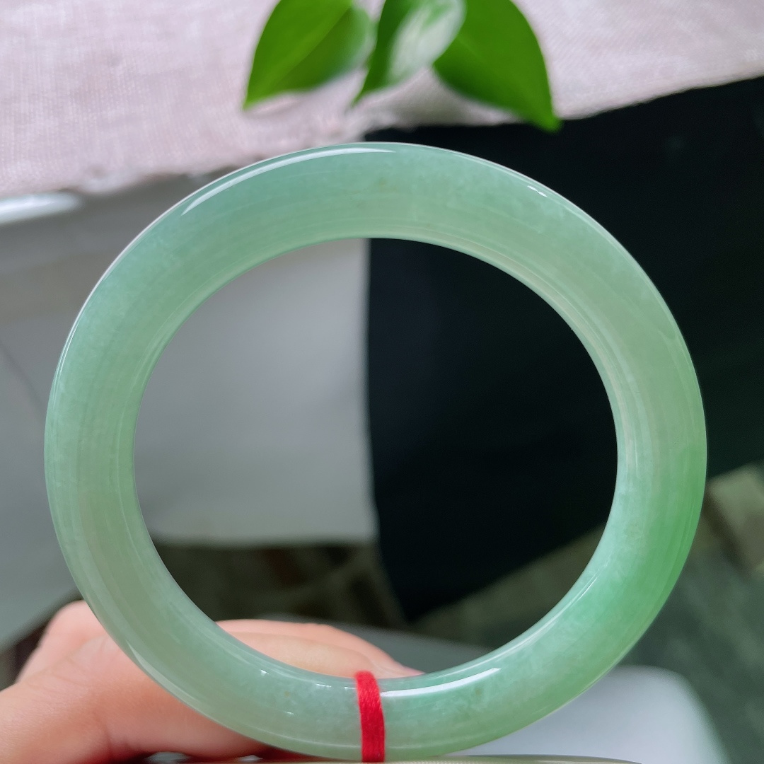 56.4/9.8，绿底圆条，无裂，清润湖水绿如碧波漾开，通体色泽柔和均匀，版型端庄周正，上手清新雅致韵味悠长。ss59647a