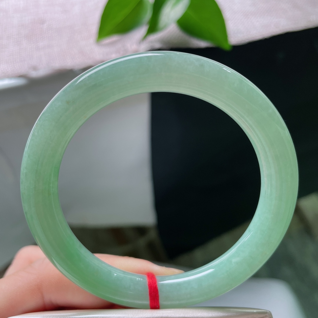 56.4/9.8，绿底圆条，无裂，清润湖水绿如碧波漾开，通体色泽柔和均匀，版型端庄周正，上手清新雅致韵味悠长。ss59647a