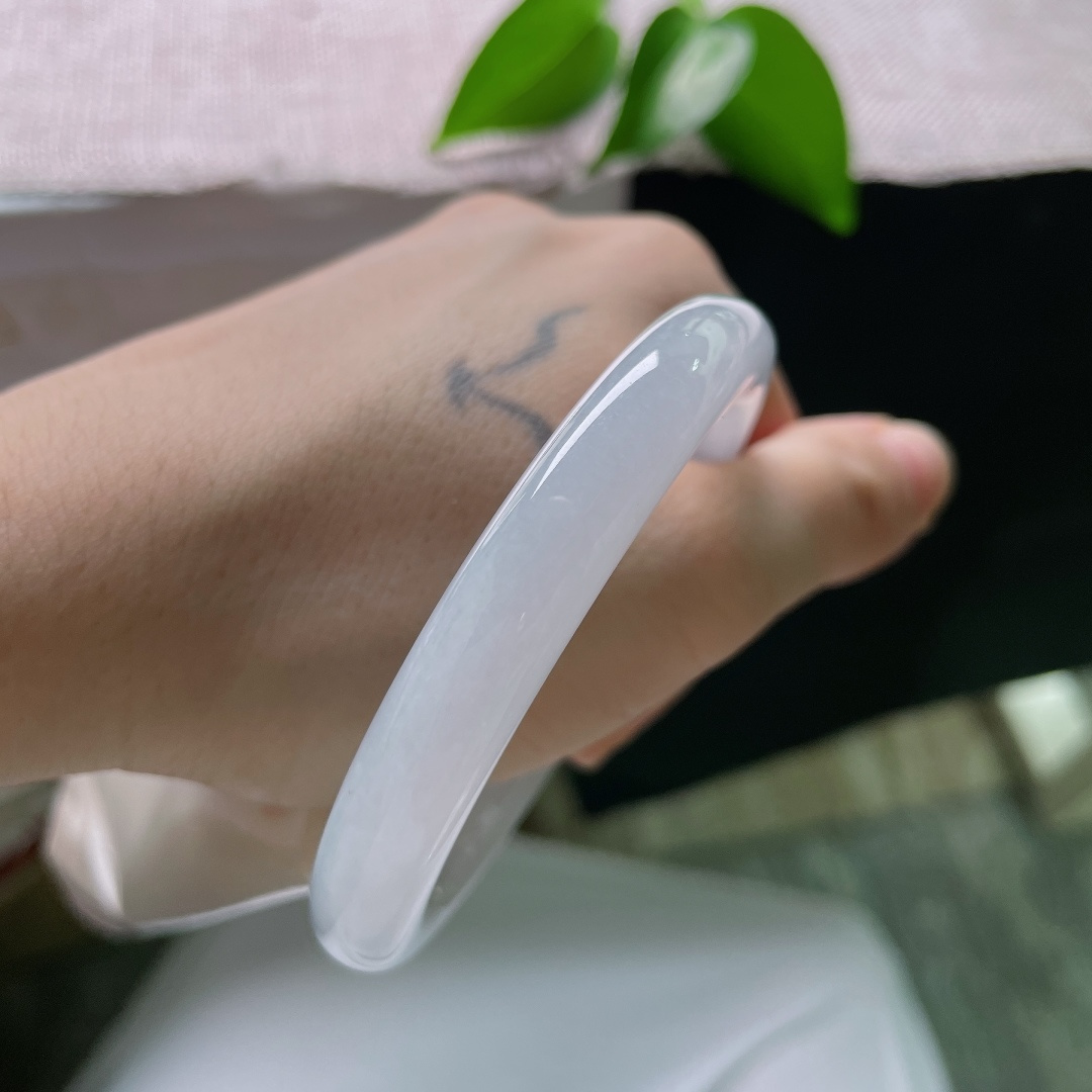 53/9.7，圆条，无裂，冰种玉料温润纯净，无飘花无杂色，素镯简约大方，清冷干净，适配多种穿搭风格。ss59623a