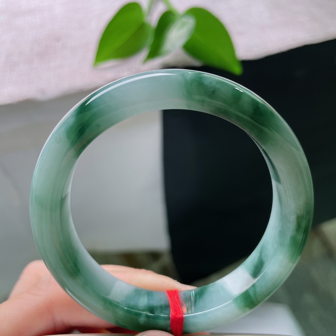 53.8/11.8/8.2，飘花正圈，棉线，墨蓝飘花如山水泼墨，冰底清透柔光脉脉，平安镯线条利落，耐