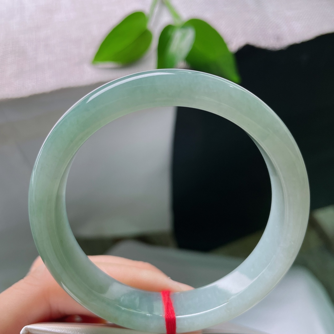 56/12.4/8.0，蓝底正圈，无裂，冰种质地水光温润，整圈油青色调柔和内敛，端庄镯型，清冷雅致尽显玉的沉静之美。ss59619a