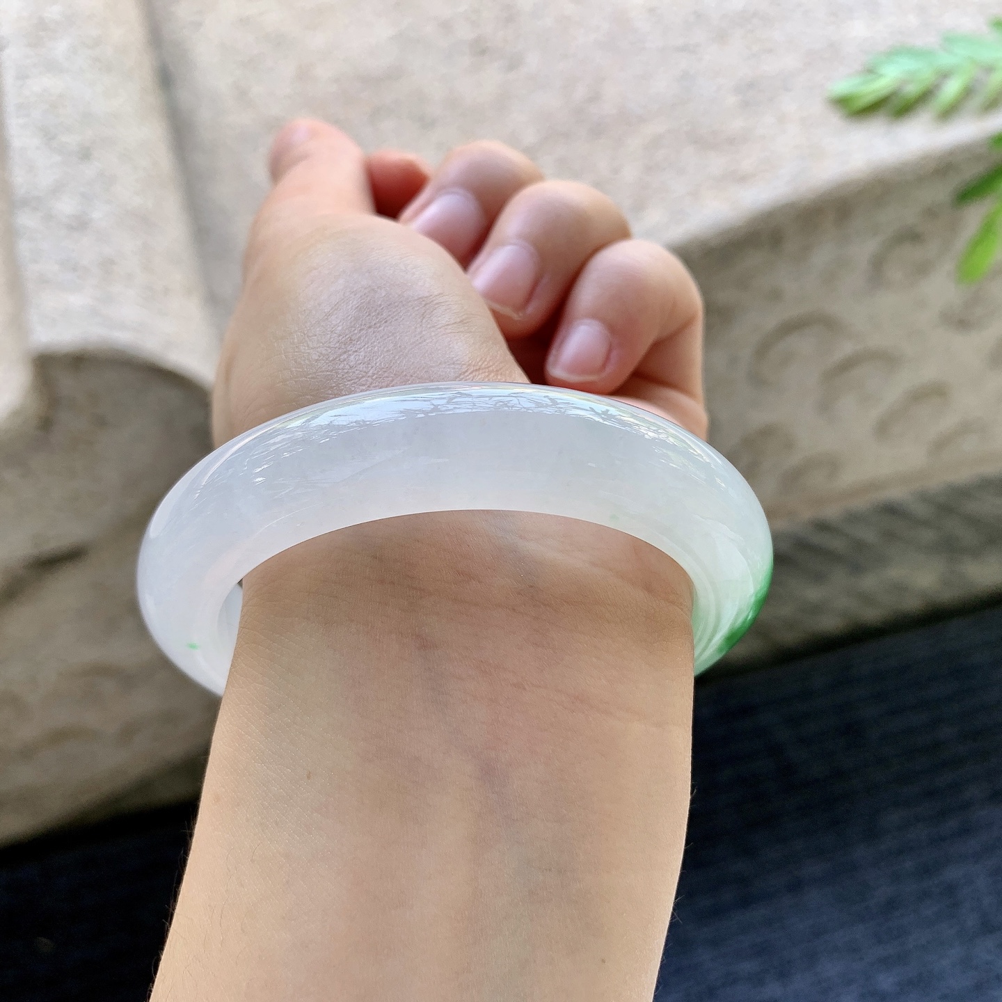 正圈55 56 圈口56/12/9.3 编码Q5092601 冰糯飘绿，水润，种老，细腻，无裂