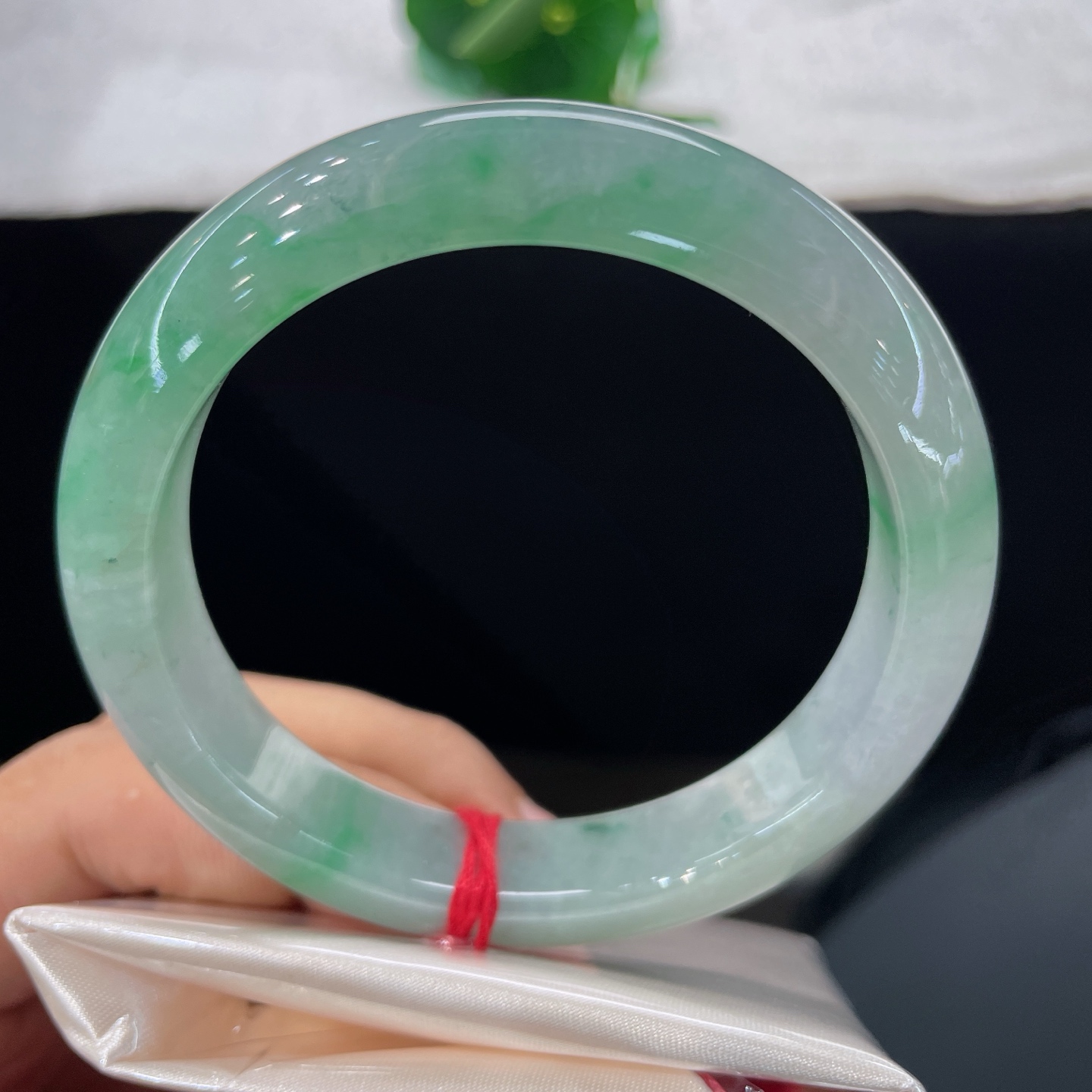 天然翡翠手镯 圈口58/12/9.0，晴底飘绿花正圈，57/58可戴，翠色盈环，温润自成风景，无裂