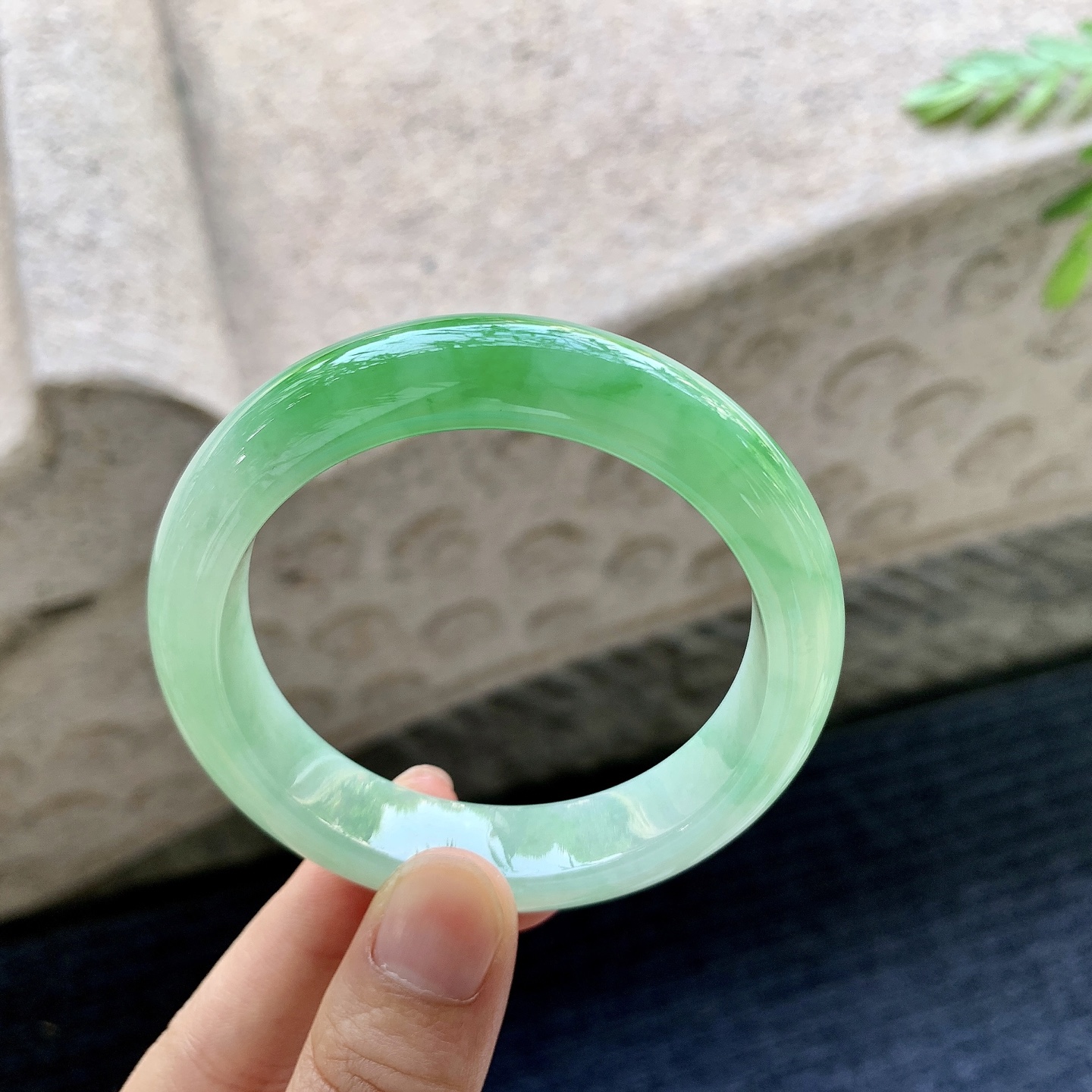 正圈52 53 圈口53/12.8/8.3 编码W6092621 冰糯飘阳绿，水润，种老，细腻，无裂