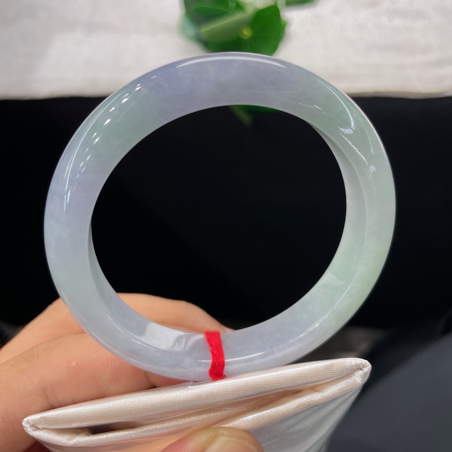 天然翡翠手镯 圈口54.6/11.1/8.1，春彩正圈，54/55/可戴，柔色相融，玉藏温柔，无裂。