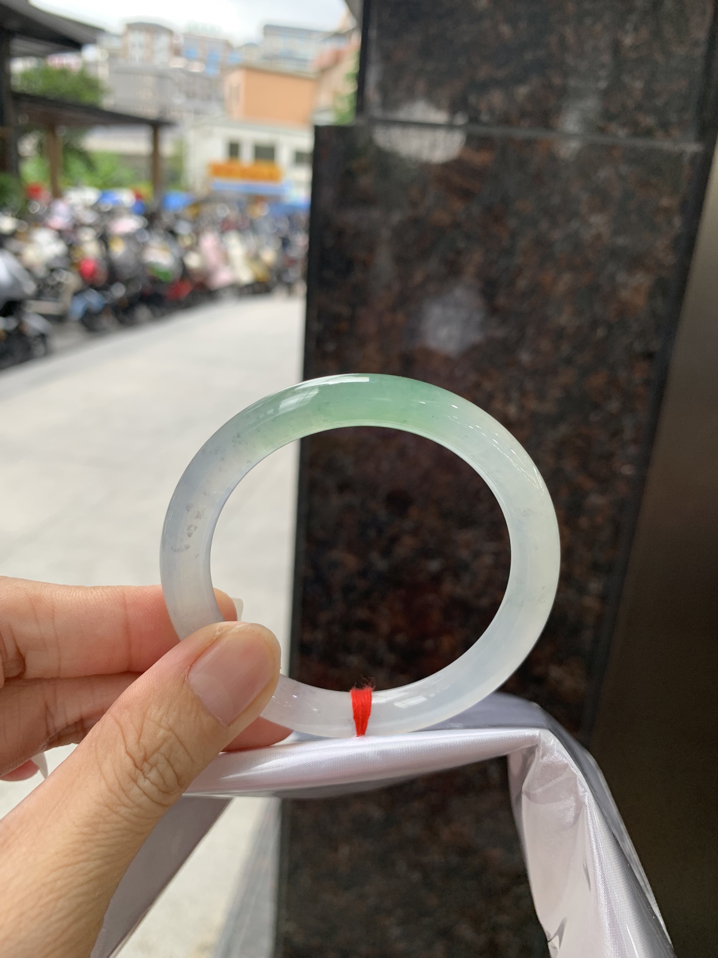 冰飘绿美人条 53.5-8.4-8.3 0711-04X514 打灯细纹，不影响，底妆水透胶润，带小矿点，简约却充满灵气，一节晴绿点缀，清新如芽，宛若自然的画卷凝结于腕间，静中带动，韵味悠长