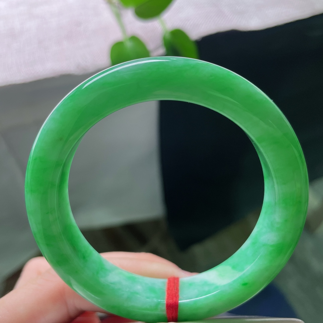 55/12.6/9.7，满绿正圈，一眼万年，这一抹浓郁，是时光淬炼的精华，是腕间流淌的春天。极具东方