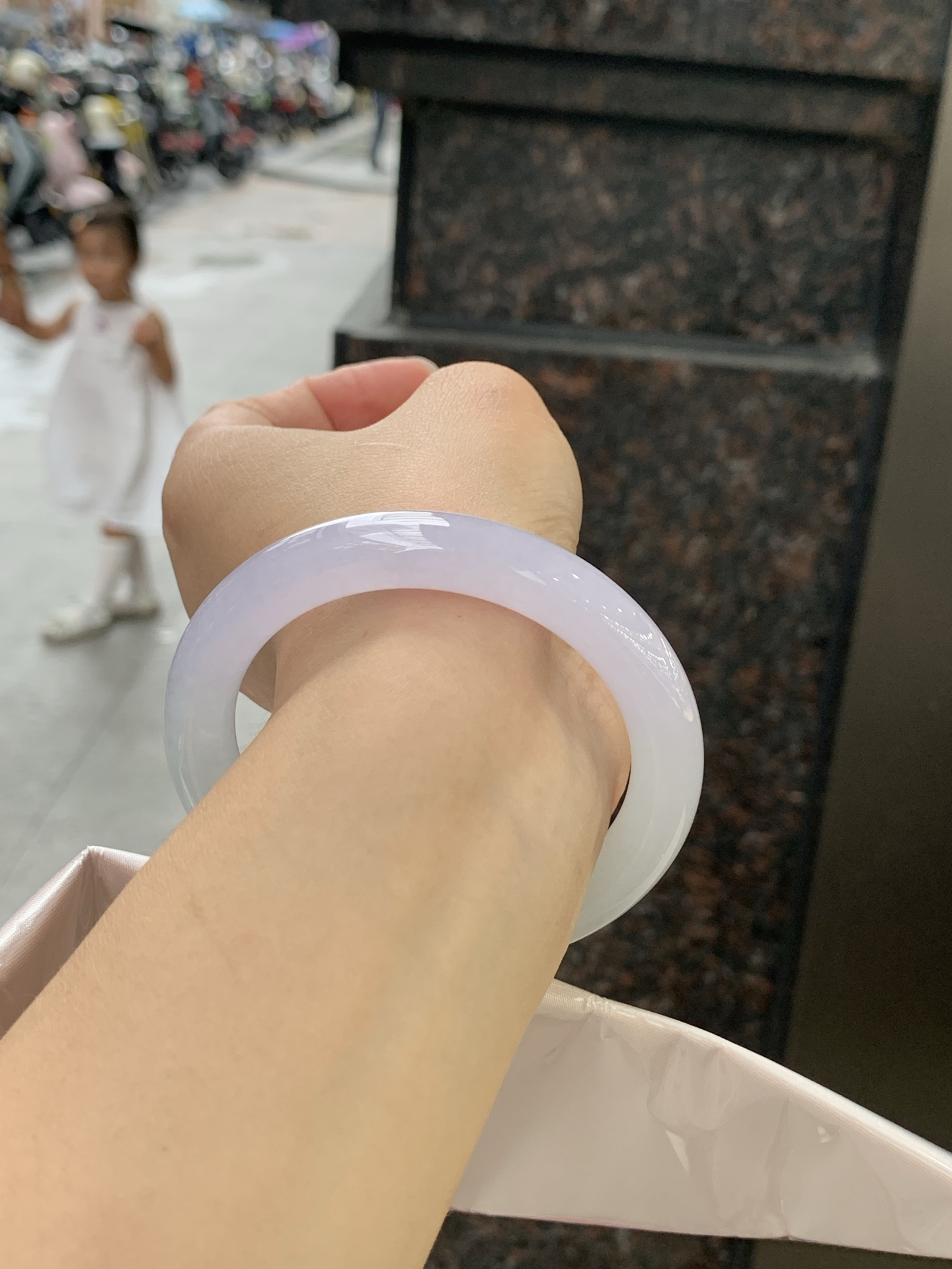 冰春彩圆条 56.2-10.4-9.8 0613-N992-1 无裂，底妆冰润，谁能拒绝一只自带春日滤镜的春彩镯啊，像雾里的新芽，冰润细腻，上手温柔到骨子里，把整个春天的诗意都戴在手上。