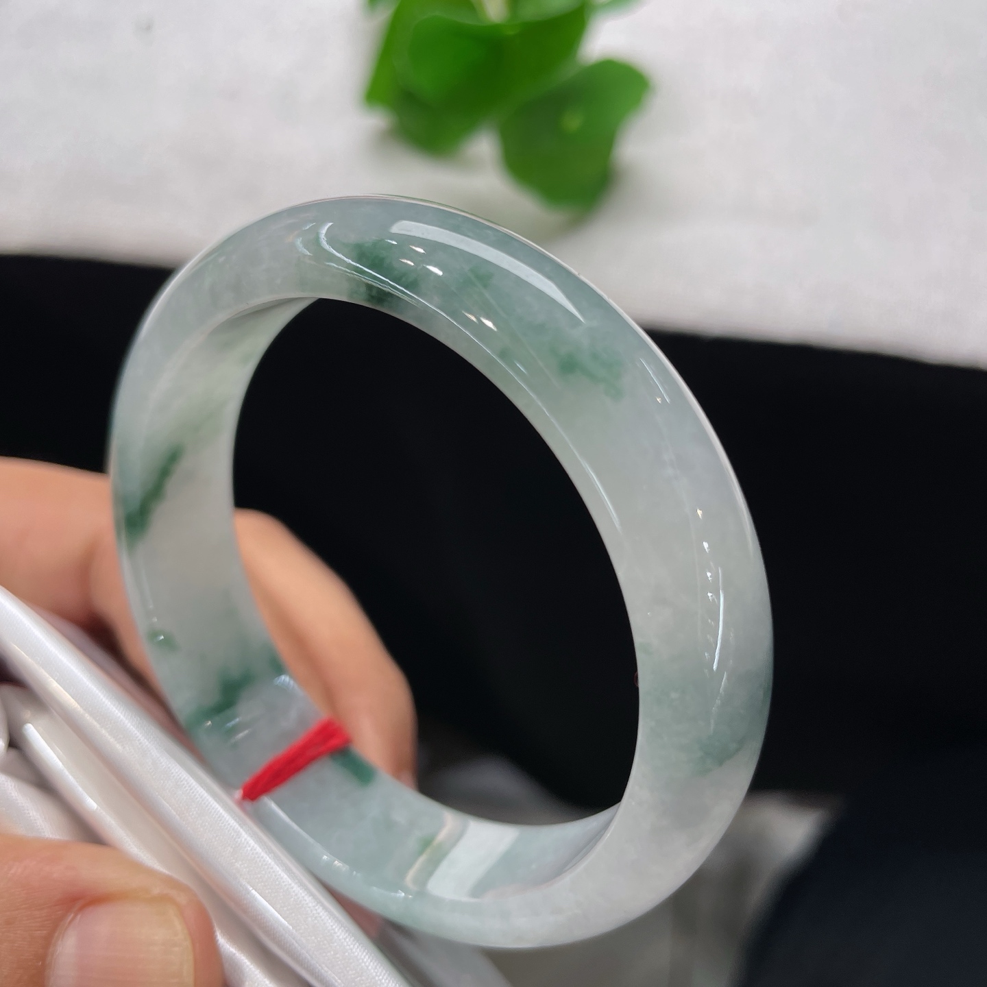 天然翡翠手镯 圈口54.8/13.2/7.2，正圈飘花，54/55可戴，冰润底色上飘着翠色絮花，仿若薄雾轻笼翠林，无裂