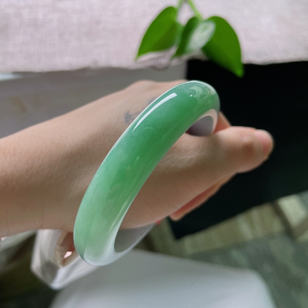 56.6/13/8.9，飘绿正圈，棉线，玉底冰润干净柔和，单点翠色鲜明不张扬，素镯无繁复纹饰，低调却极具记忆点。ss58663a