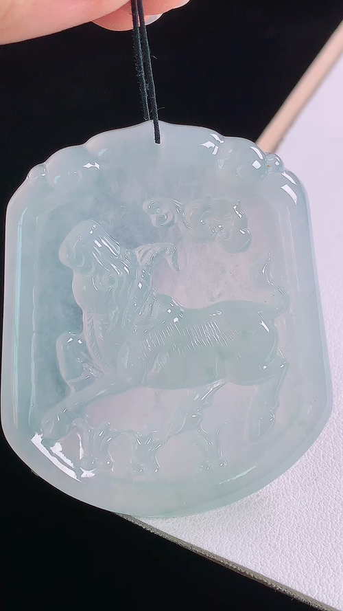 冰种牛牌，无裂，尺寸:52.8-44.5-5.6mm 22