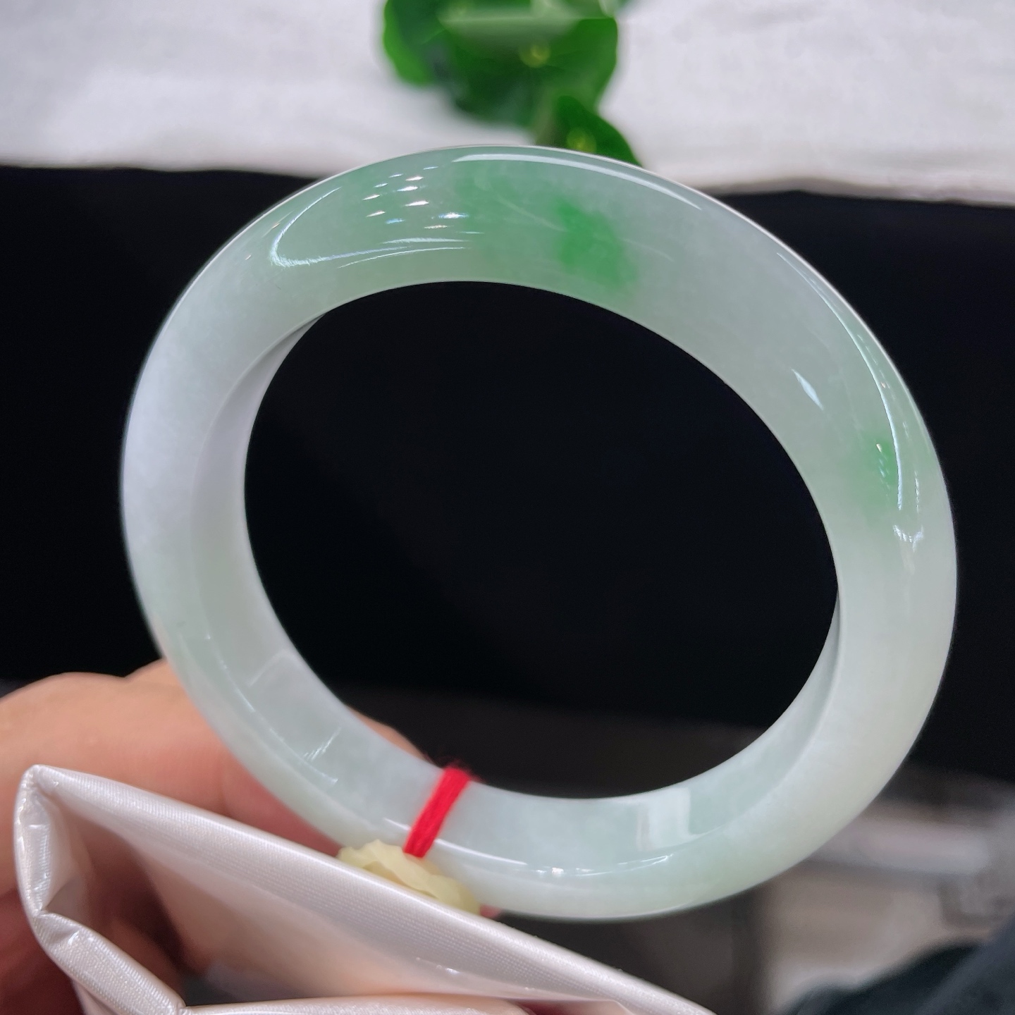 天然翡翠手镯 圈口62/12.5/9.6，白底青正圈大圈，61/62可戴，底润色灵，独一份的翠意，无裂