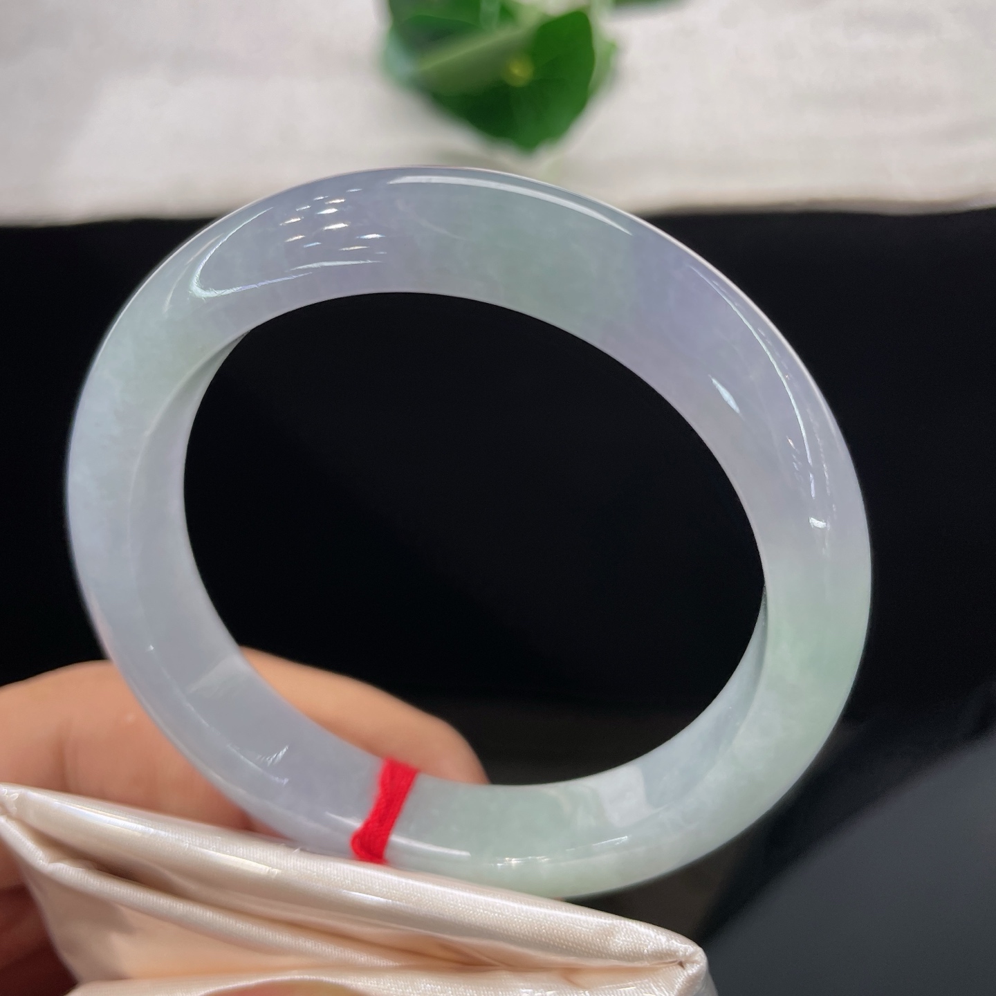 天然翡翠手镯 圈口54.6/11.1/8.1，春彩正圈，54/55/可戴，柔色相融，玉藏温柔，无裂。