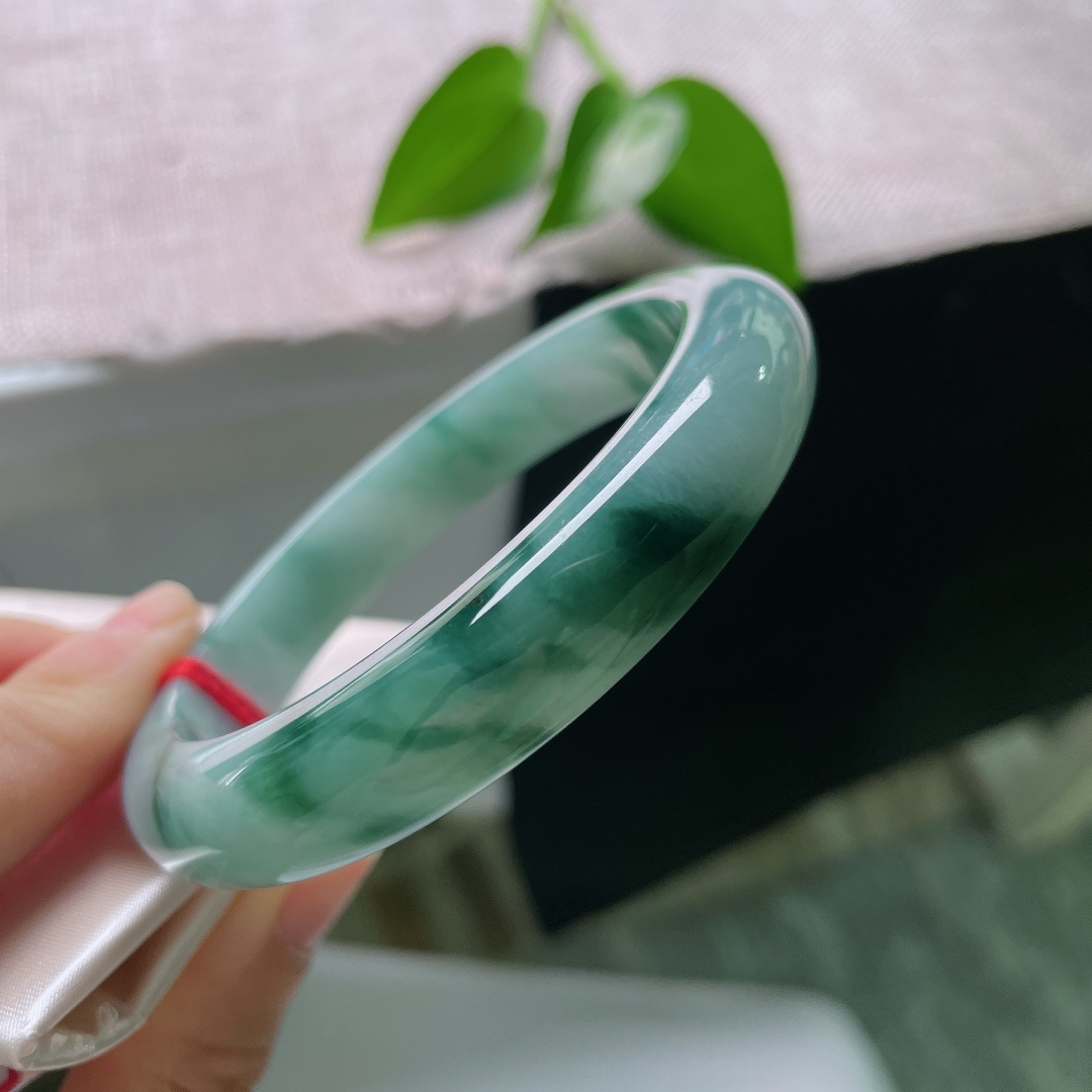 59.8/12/8.8，飘花正圈，无裂，云山烟雨凝于玉镯，飘花层次缥缈悠远，冰蓝玉质灵气荡漾，复刻静谧复古国风风情。ss59355a