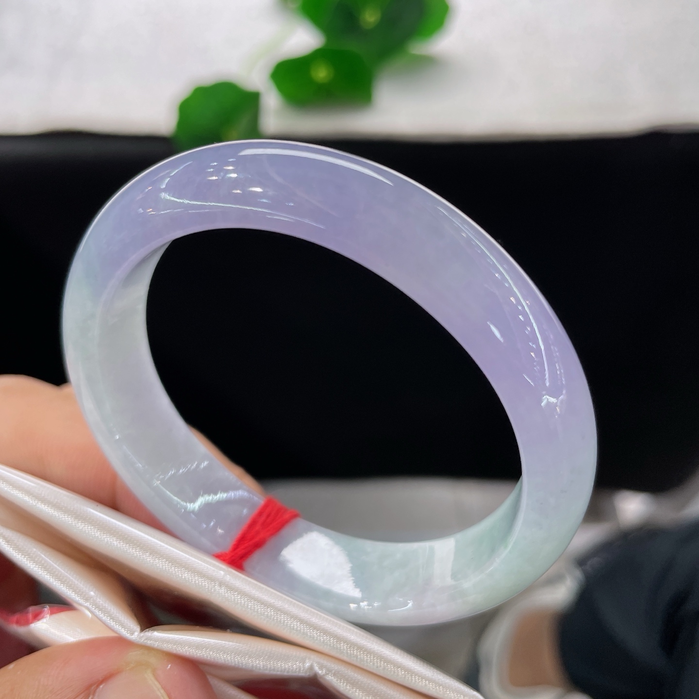 天然翡翠手镯 圈口53.5/12.3/7.3，贵妃，52/53正圈可戴，玉蕴春辉，紫雾轻笼，无裂。