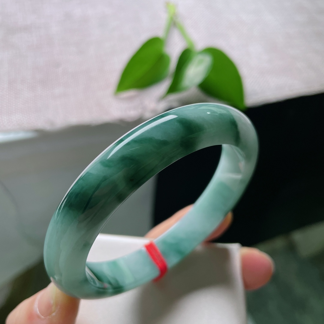 59.8/12/8.8，飘花正圈，无裂，云山烟雨凝于玉镯，飘花层次缥缈悠远，冰蓝玉质灵气荡漾，复刻静谧复古国风风情。ss59355a