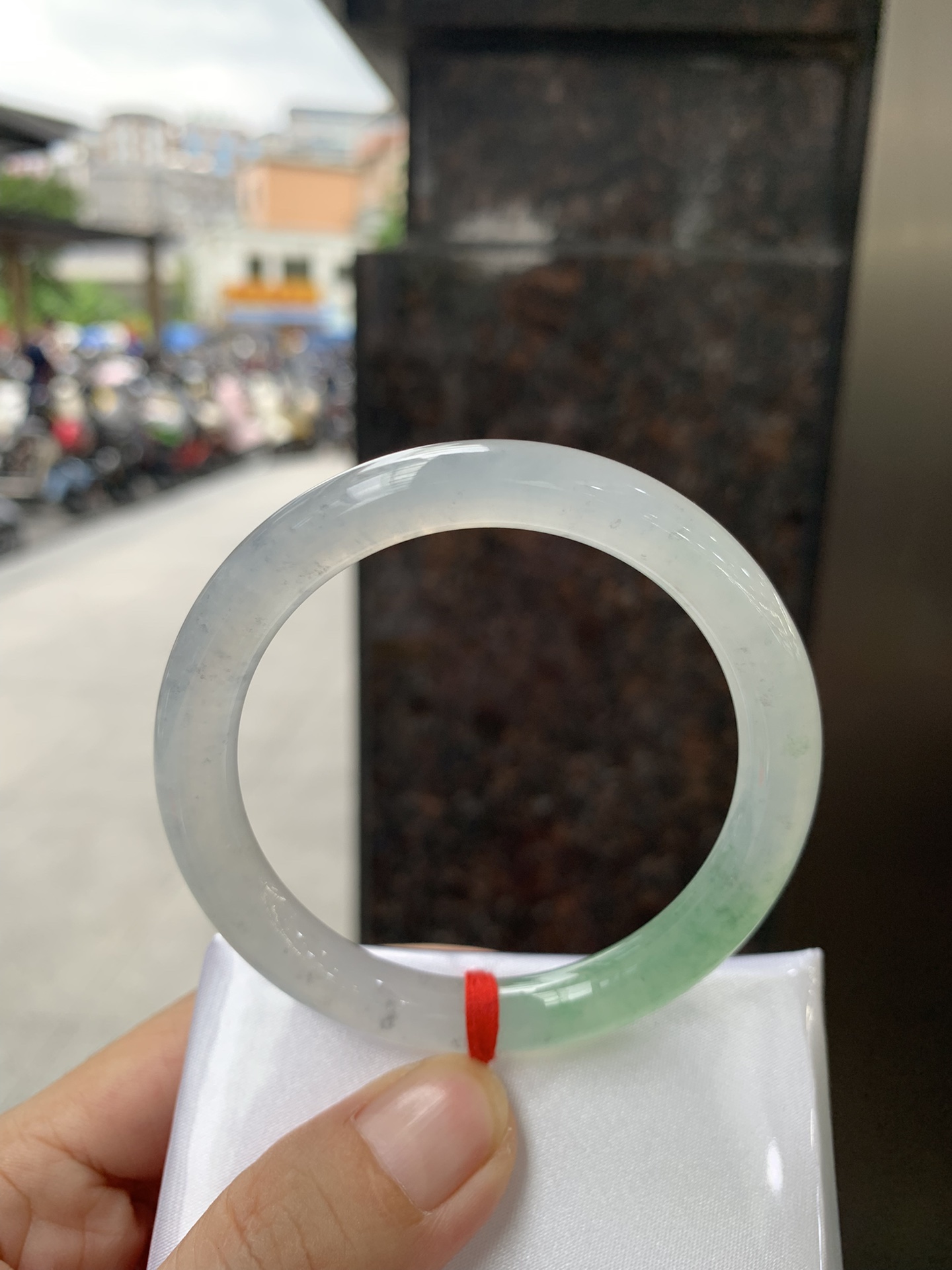 冰飘绿美人条 53.5-8.4-8.3 0711-04X514 打灯细纹，不影响，底妆水透胶润，带小矿点，简约却充满灵气，一节晴绿点缀，清新如芽，宛若自然的画卷凝结于腕间，静中带动，韵味悠长