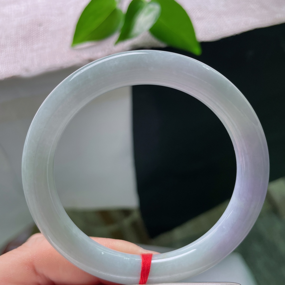 56.3/9.6，飘花正圈，无裂，紫气悠悠聚于半环玉镯，圆条版型饱满圆润，玉色柔和含蓄，衬人娴静从容优雅大方。ss59629a