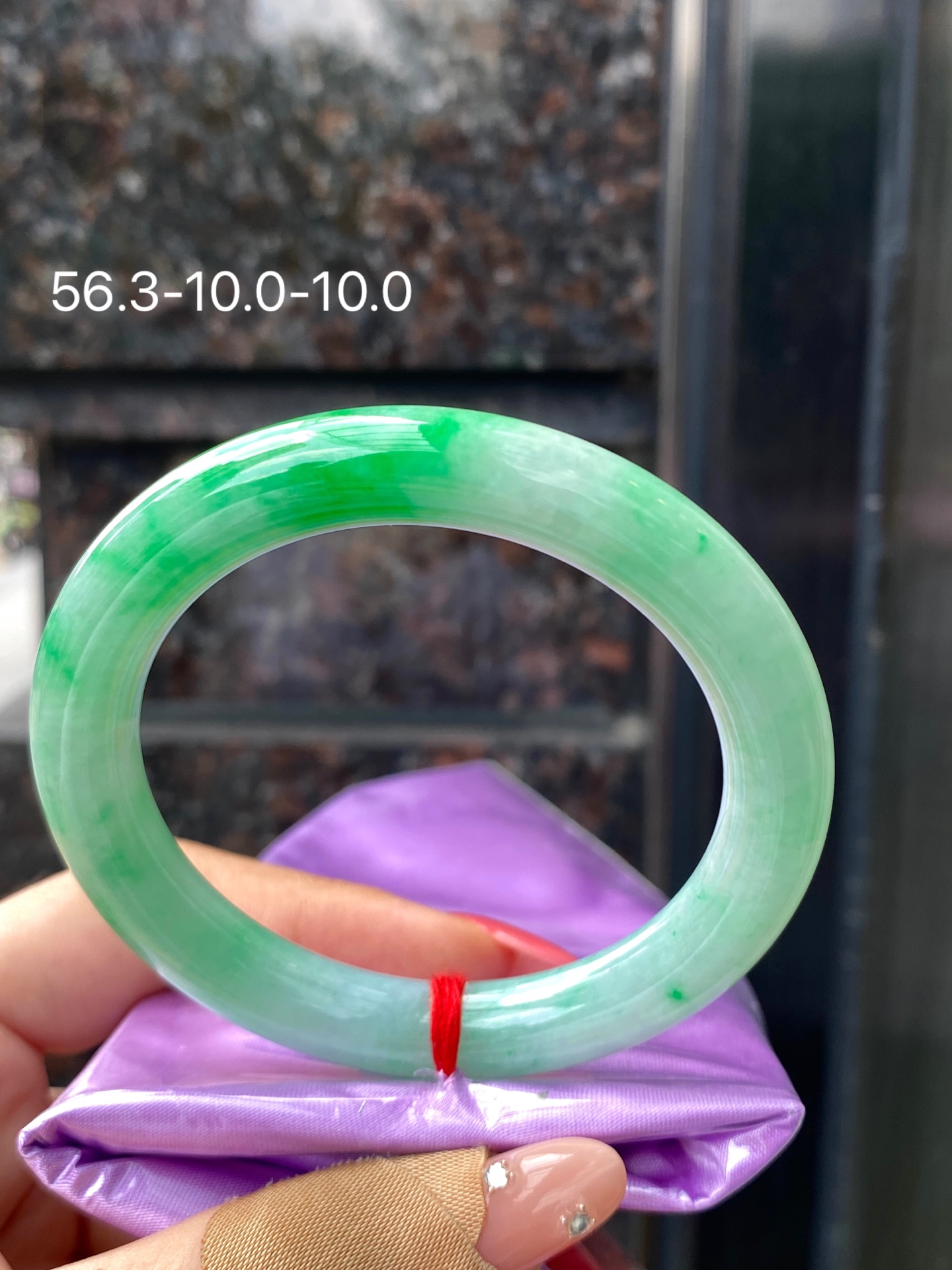 飘绿圆条手镯，尺寸：56.3-10.0-10.0