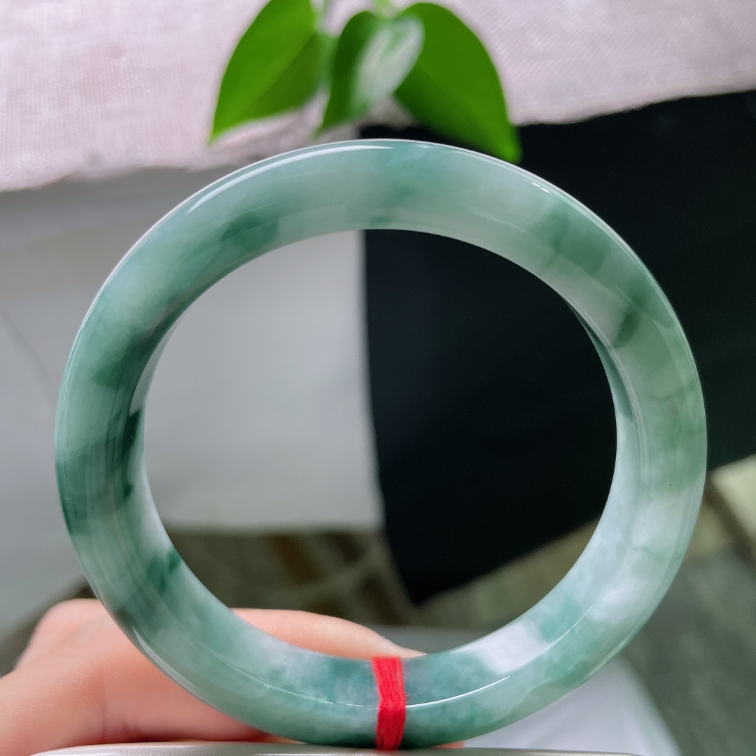 55.8/10.6/8.5，飘花正圈，棉线，幽蓝飘花肆意晕染玉环，冰种水头充盈饱满，素镯简约，衬人沉静从容温婉大方。ss59341a