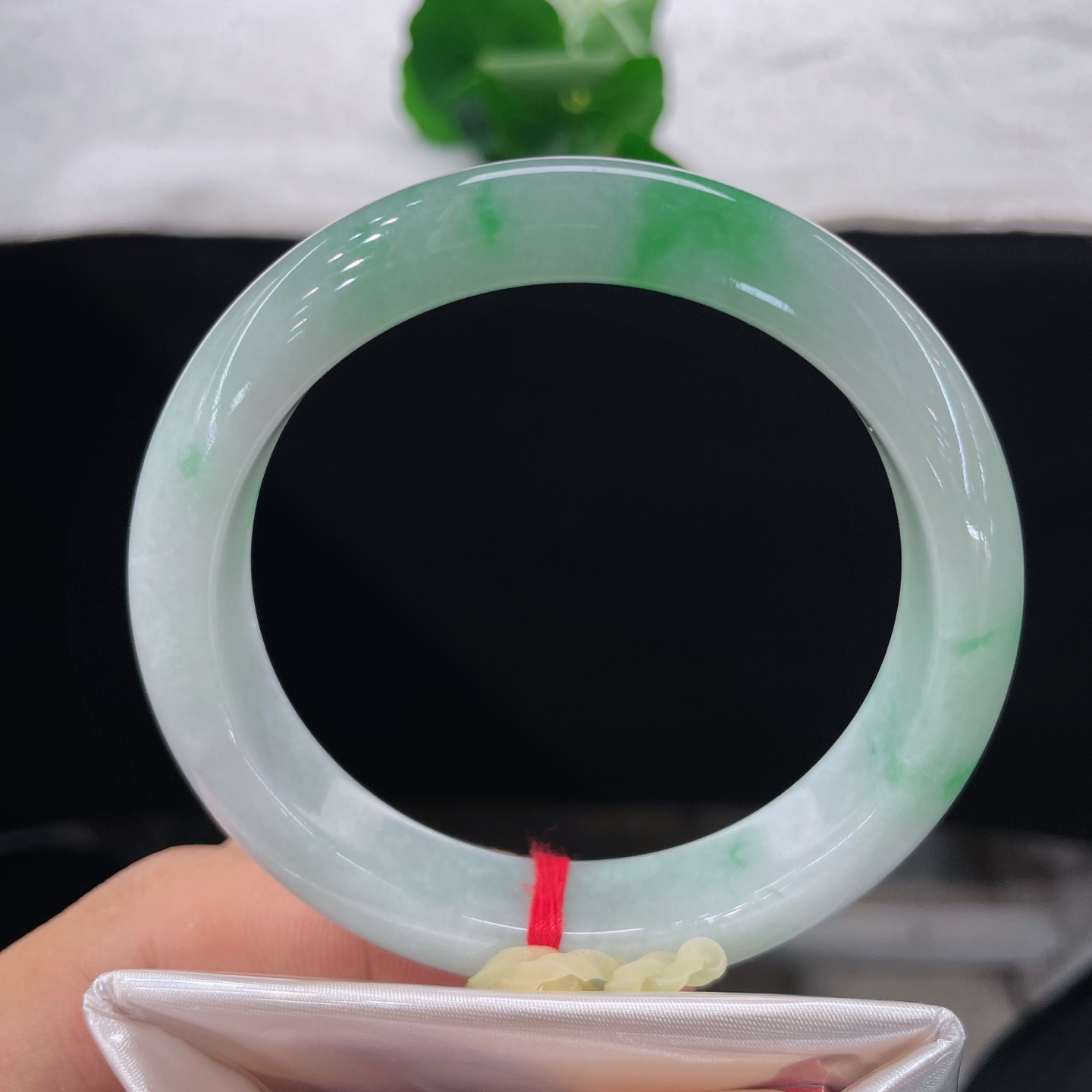 天然翡翠手镯 圈口59.8/13/8.9，白底青正圈，59/60可戴，腕间藏翠，岁岁安然。无裂