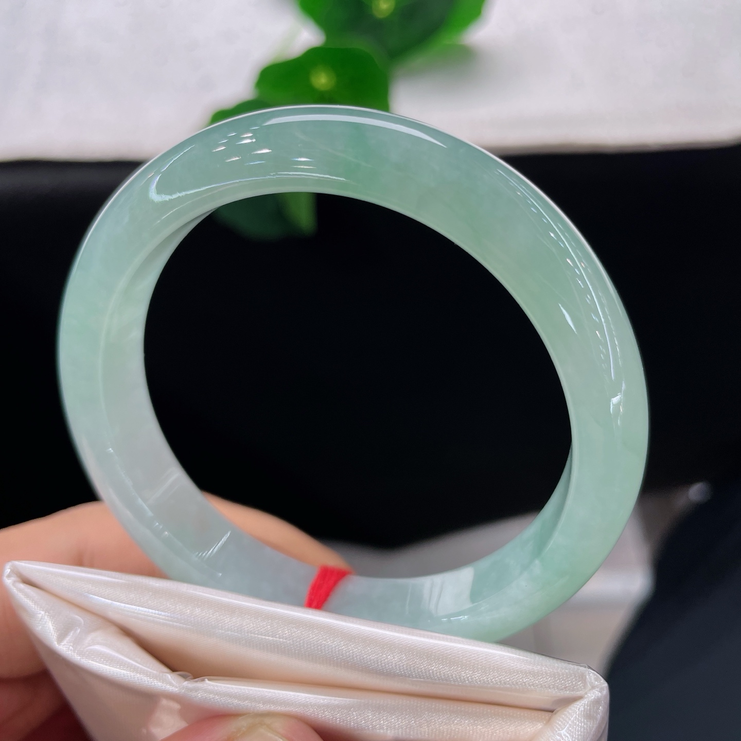 天然翡翠手镯 圈口56.9/11.8/9.2，冰晴底正圈，56/57/可戴，一汪晴水，腕间揽住山间清涧。微纹不扣