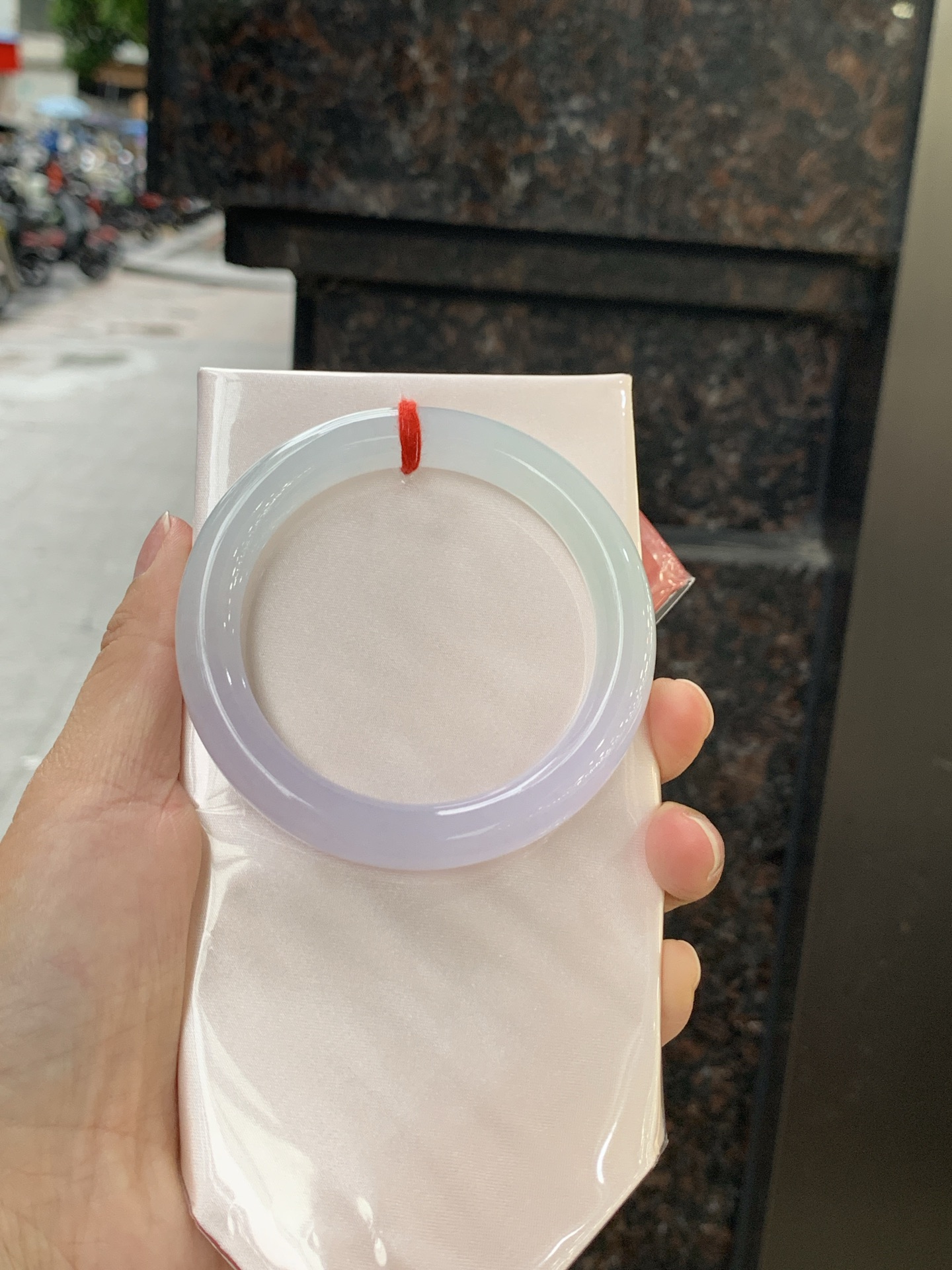 冰春彩圆条 56.2-10.4-9.8 0613-N992-1 无裂，底妆冰润，谁能拒绝一只自带春日滤镜的春彩镯啊，像雾里的新芽，冰润细腻，上手温柔到骨子里，把整个春天的诗意都戴在手上。