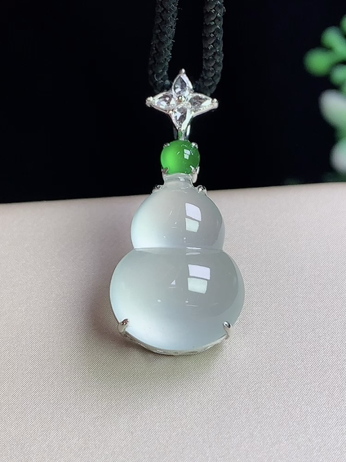 18k金镶冰种葫芦，无裂尺寸27-12-7.3，裸石15.8-12-4.6mm，j26hay