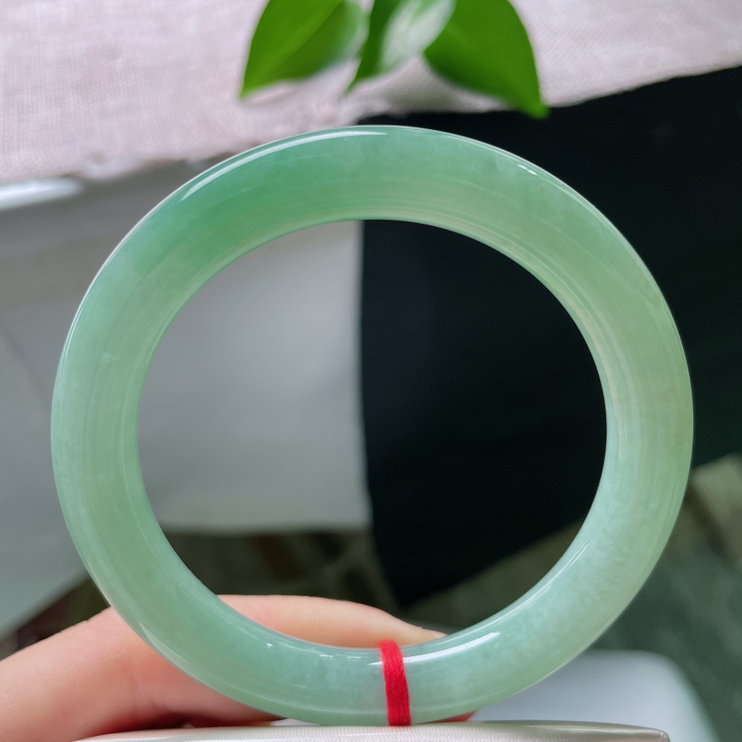 56.4/9.8，绿底圆条，无裂，清润湖水绿如碧波漾开，通体色泽柔和均匀，版型端庄周正，上手清新雅致