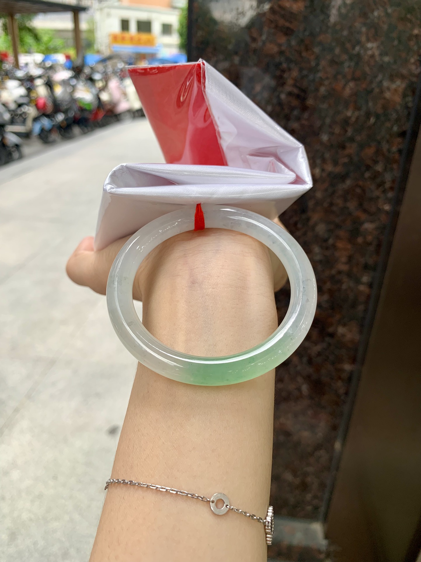 冰飘绿美人条 53.5-8.4-8.3 0711-04X514 打灯细纹，不影响，底妆水透胶润，带小矿点，简约却充满灵气，一节晴绿点缀，清新如芽，宛若自然的画卷凝结于腕间，静中带动，韵味悠长
