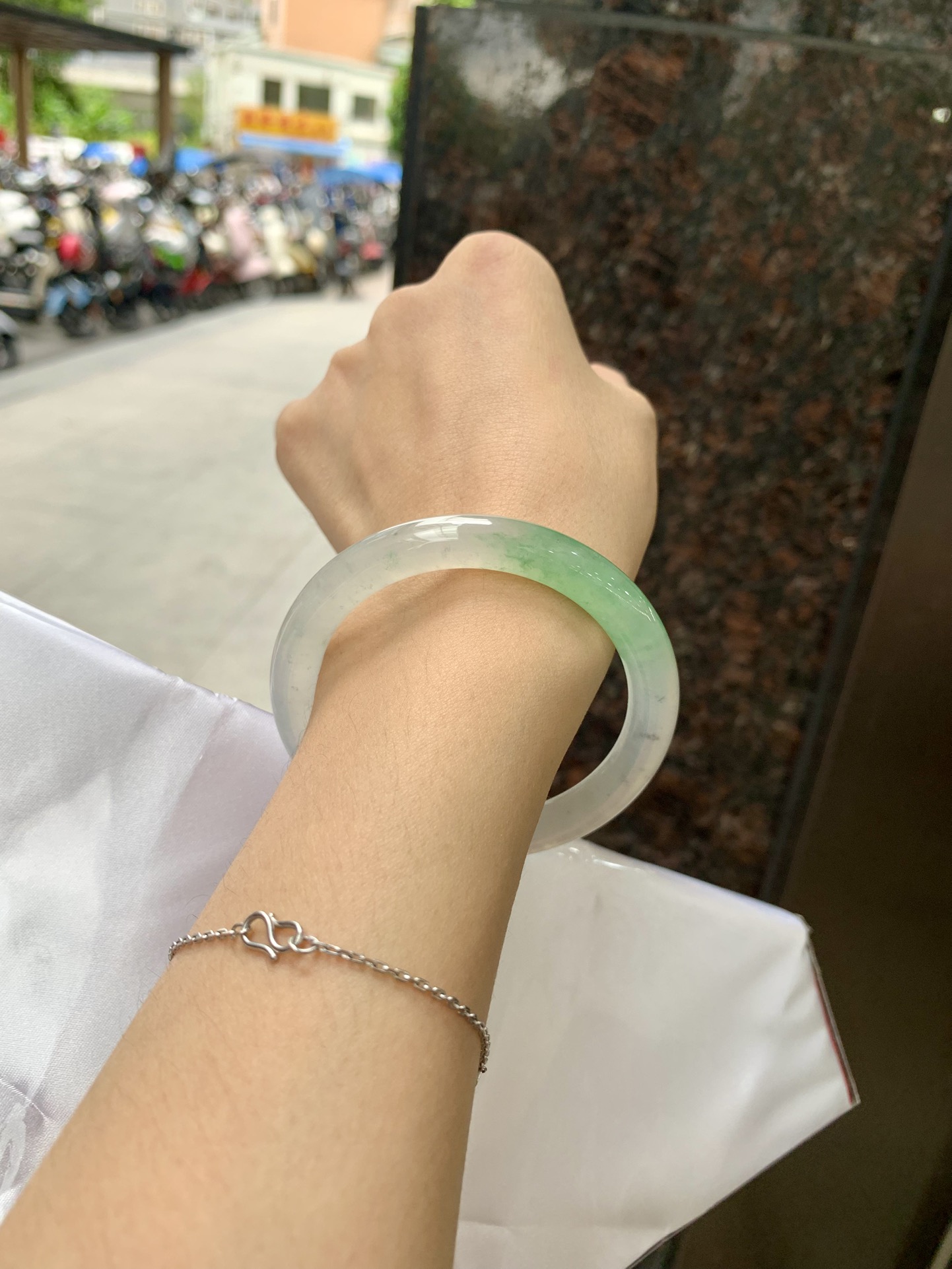 冰飘绿美人条 53.5-8.4-8.3 0711-04X514 打灯细纹，不影响，底妆水透胶润，带小矿点，简约却充满灵气，一节晴绿点缀，清新如芽，宛若自然的画卷凝结于腕间，静中带动，韵味悠长