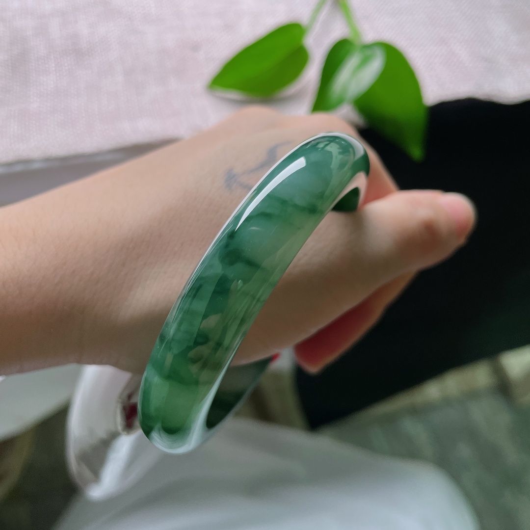 57.8/12.4/8.4，飘花正圈，晶体不显，莹润冰底漾清光，墨绿飘花缠绕玉镯，圆润流畅版型，腕间流淌悠远静谧山水诗意。ss59421a
