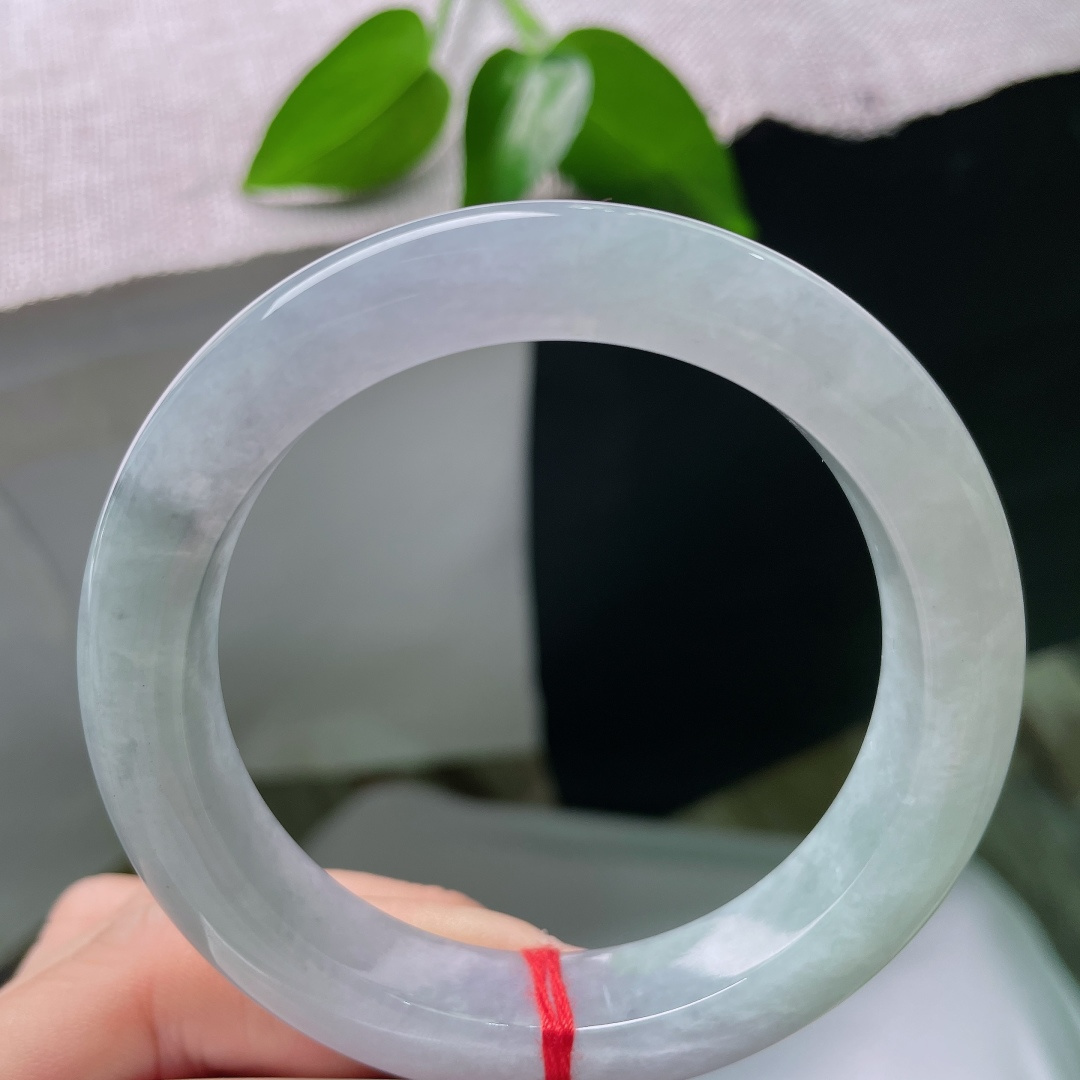 56/12.5/10.1，正圈，晶体线，通透冰底清宁平和，朦胧紫色调绵长柔和，平安镯版型周正，尽显娴静从容风骨。ss59300a
