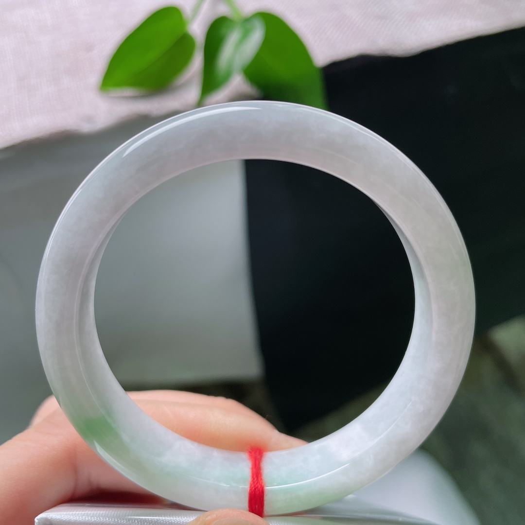 54/12.2/7.6，飘绿正圈，一点皮纹，玉质细腻柔光内敛，点点淡绿清新灵动舒展，端庄平安镯，如春风拂柳自带清雅氛围感。ss59581a