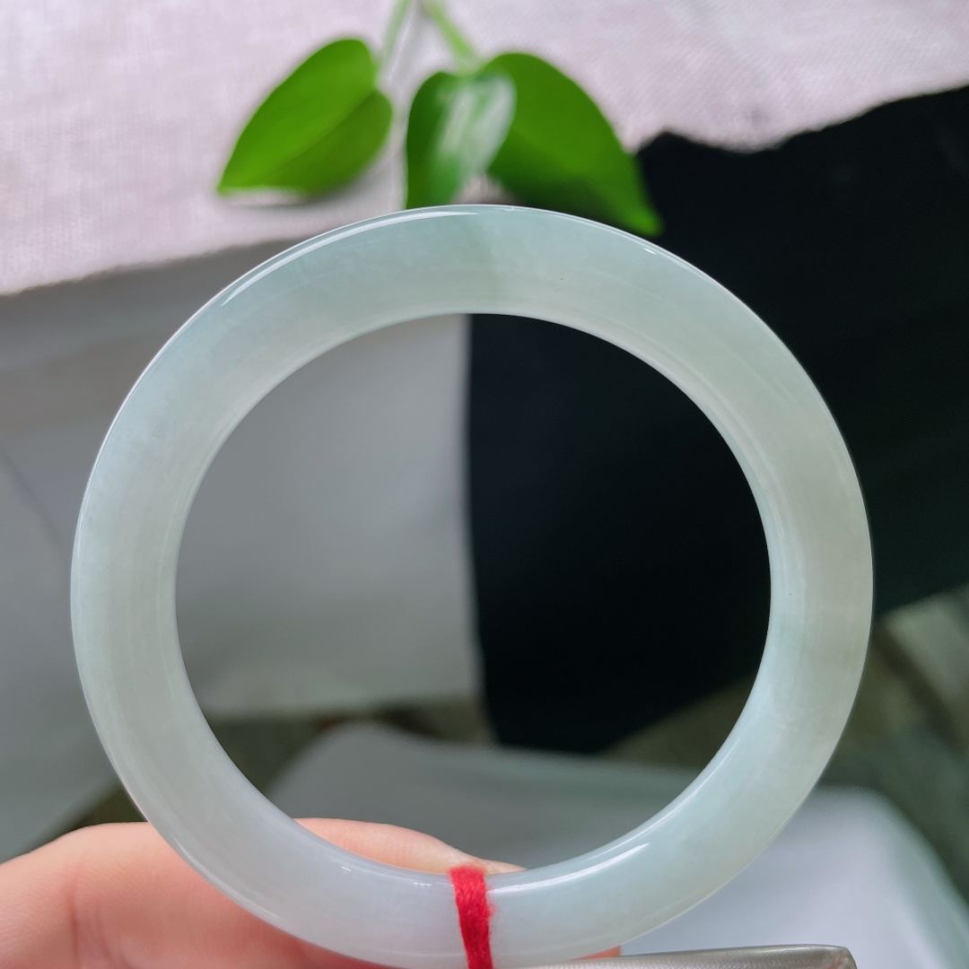53/8.4，蓝底圆条，晶体线，清透冰底凝一抹晴韵，通体色调柔和均匀，圆润镯型，将极简清雅藏于腕间方