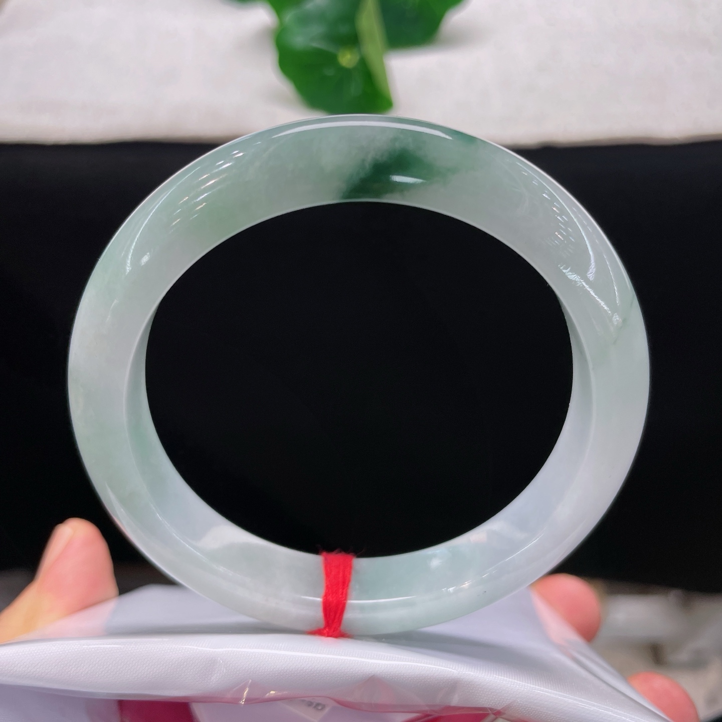 天然翡翠手镯 圈口61.6/11.8/8.8，飘花正圈61/62可戴，澄澈通透，一抹飘绿似烟云轻漫林