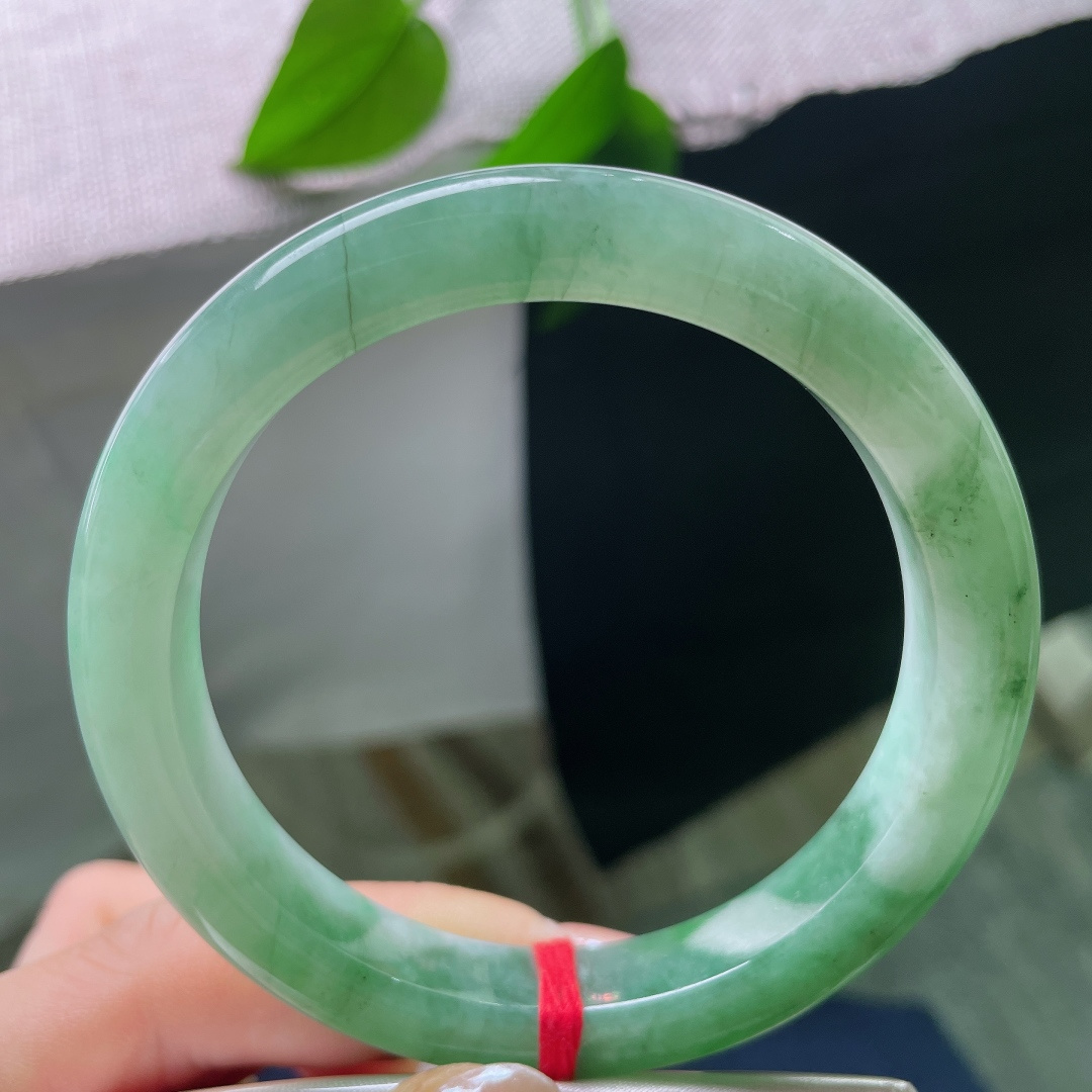 58.7/11/9.0，油青正圈，内纹，深绿与浅白自然交融，浓淡过渡随性写意，如同山水画卷铺展在镯身