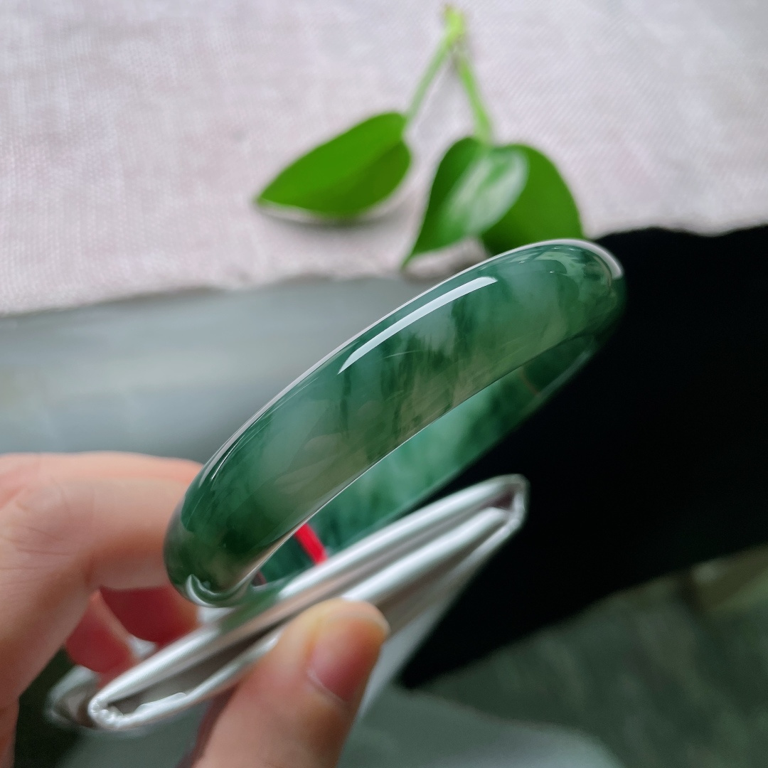 57.8/12.4/8.4，飘花正圈，晶体不显，莹润冰底漾清光，墨绿飘花缠绕玉镯，圆润流畅版型，腕间流淌悠远静谧山水诗意。ss59421a