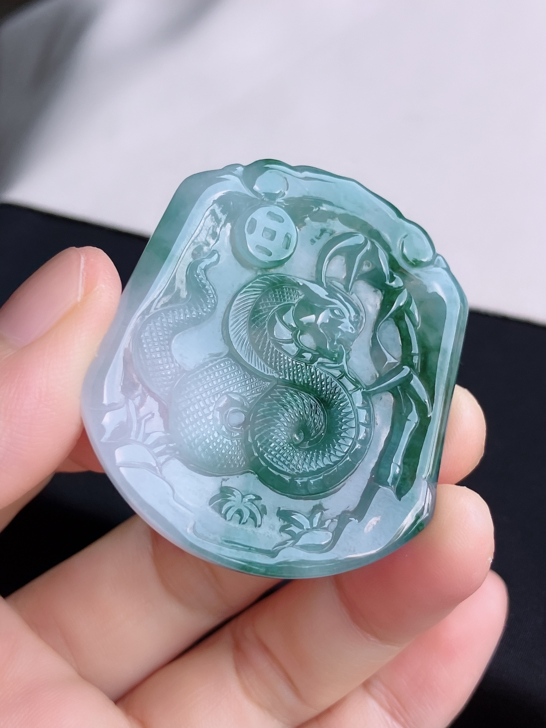 ️，冰种飘花生肖蛇牌，细腻精致，尺寸47.3/42/4.8/自然光实拍