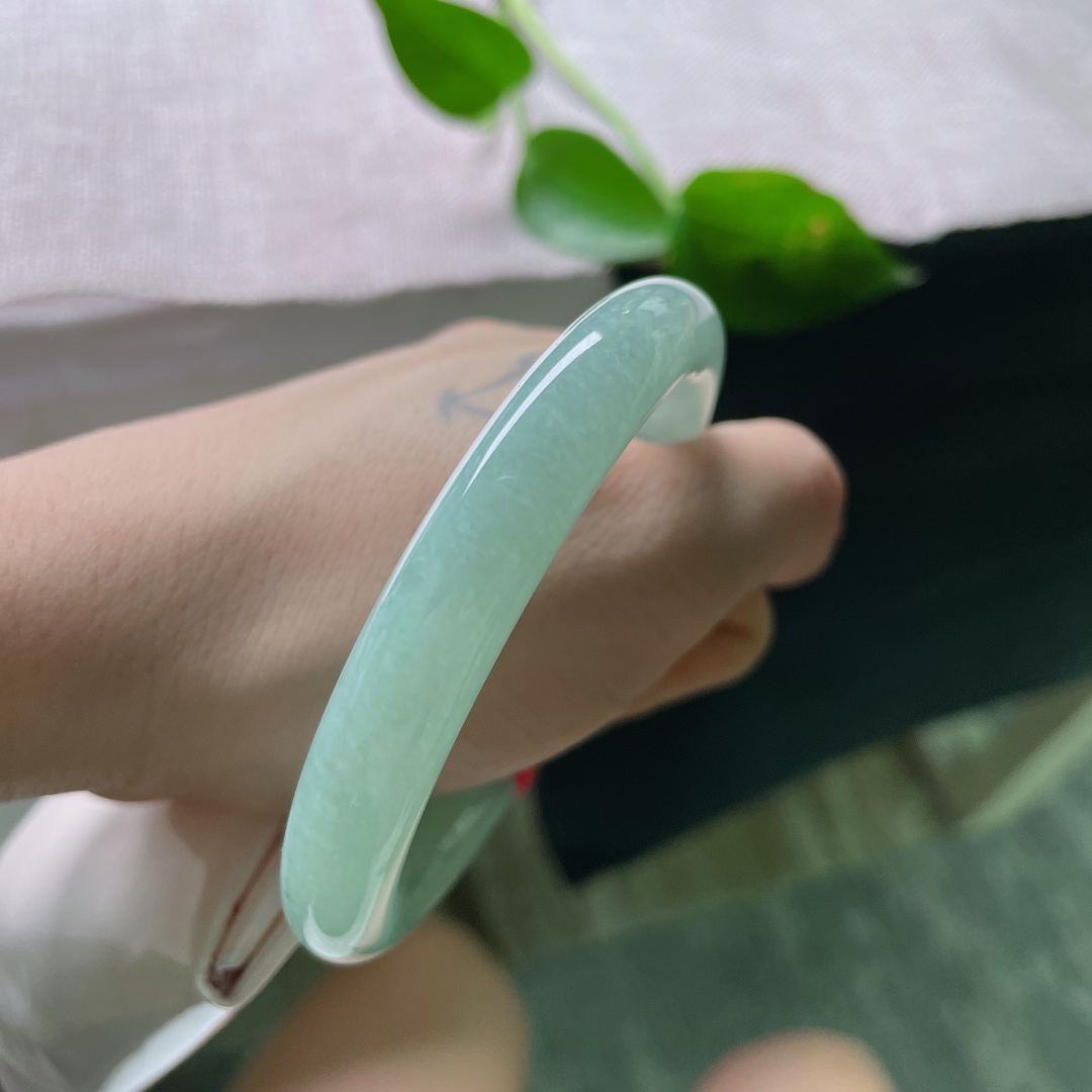 55.8/10，蓝底圆条，水润细腻，满色匀称，佩戴温柔显气质，晶体，无裂