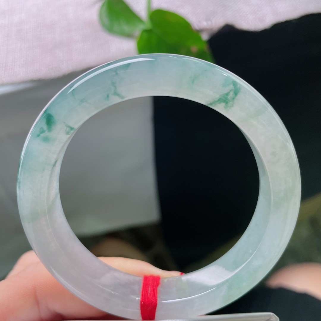 55.2/12.4/9.1，冰种飘花正圈，无裂，淡蓝花丝若溪畔青苇，朦胧柔和，褪去俗世喧闹，只余下温