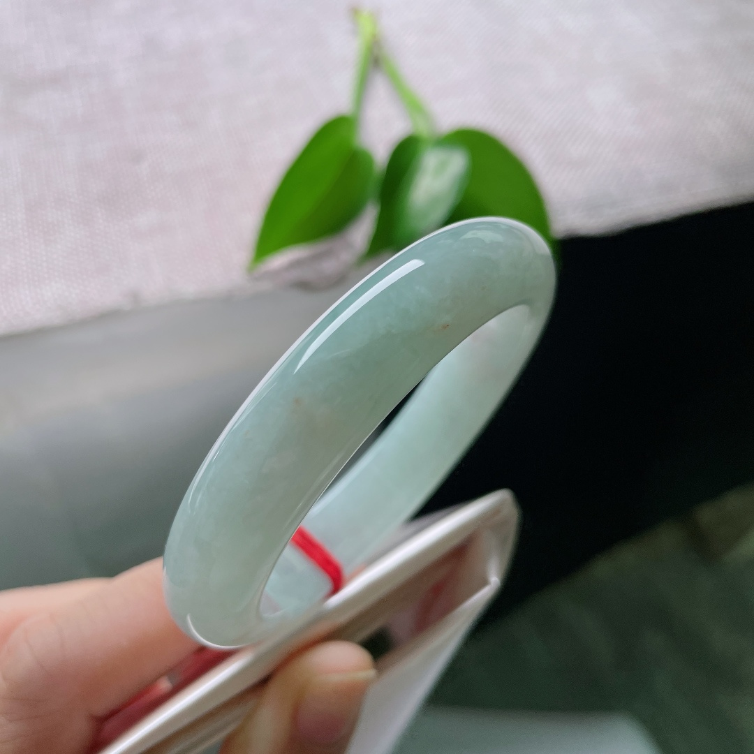 52.9/12.2/8.8，蓝底正圈，一点皮纹，洒金，浅晴光凝于玉璧，冰质莹润澄澈，色调恬淡柔和，蕴藏中式含蓄浪漫韵味。ss59457a