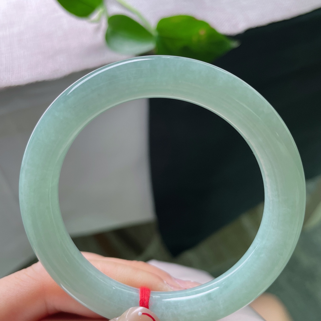 55.8/10，蓝底圆条，水润细腻，满色匀称，佩戴温柔显气质，晶体，无裂